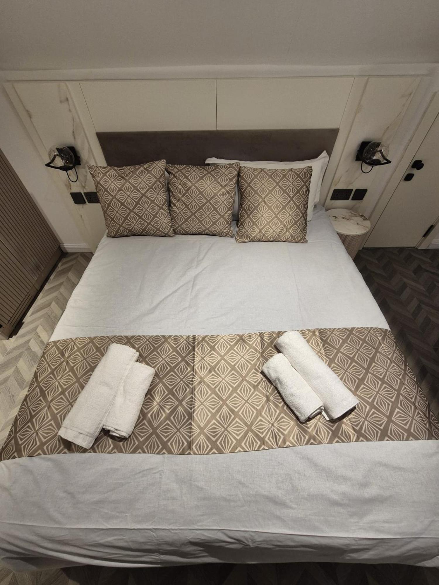 Rosemay Hotel Near London Heathrow Airport เฮส์ ภายนอก รูปภาพ